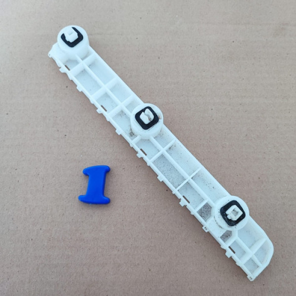 Guia Parachoque Traseiro Direito Nissan Versa  Cx 1