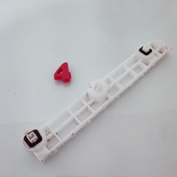 Guia Parachoque Traseiro Direito Nissan Versa Cx 4