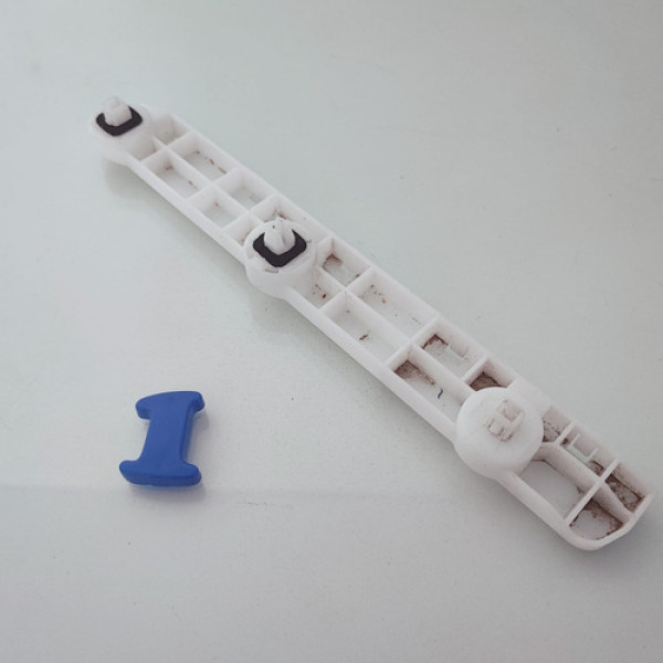 Guia Parachoque Traseiro Esquerdo Nissan Versa  Cx 1