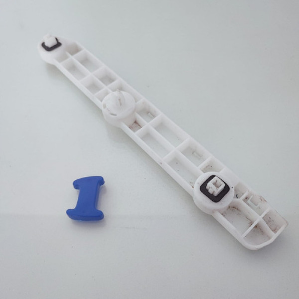 Guia Parachoque Traseiro Esquerdo Nissan Versa  Cx 1