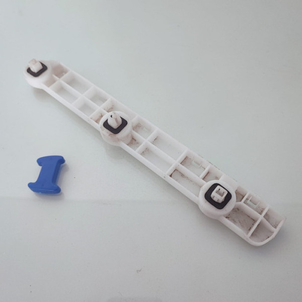 Guia Parachoque Traseiro Esquerdo Nissan Versa  Cx 1