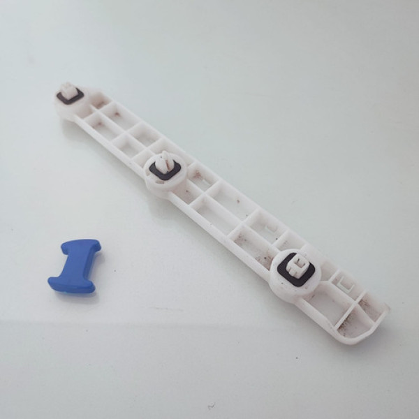 Guia Parachoque Traseiro Esquerdo Nissan Versa  Cx 1