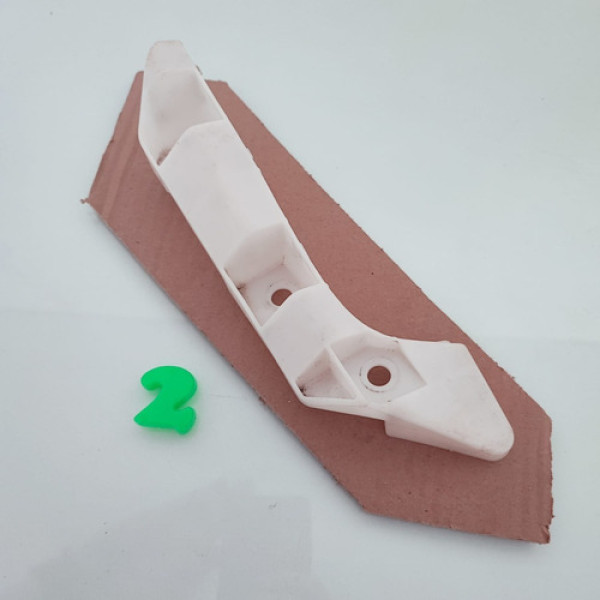 Guia Parachoque Dianteiro Direito Nissan Livina  Cx 2