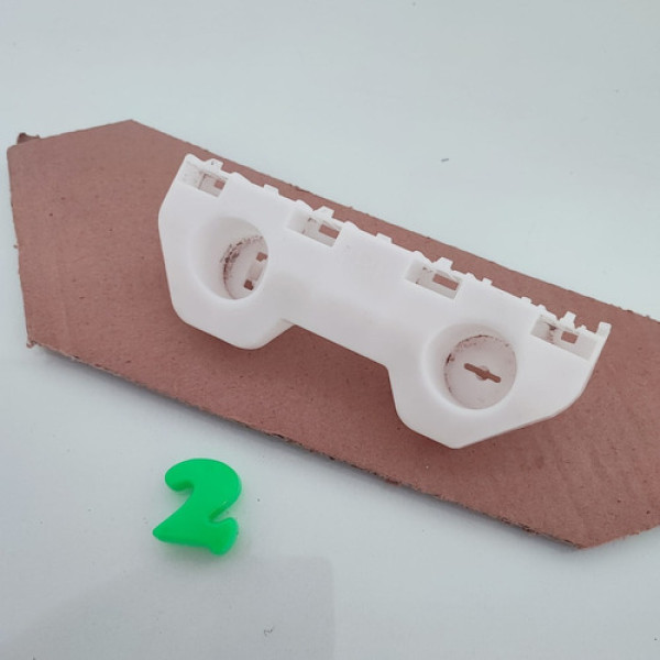 Guia Parachoque Dianteiro Direito Nissan Versa Cx 2