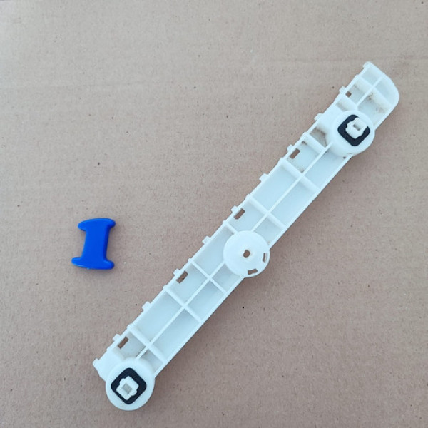 Guia Parachoque Traseiro Esquerdo Nissan Versa  Cx 1