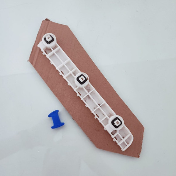 Guia Parachoque Traseiro Direito Nissan Versa  Cx 1