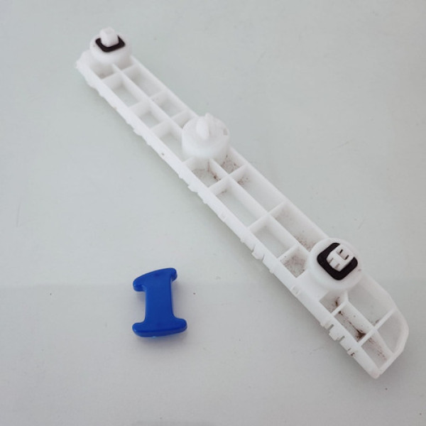 Guia Parachoque Traseiro Direito Nissan Versa 852203ba0a Cx1