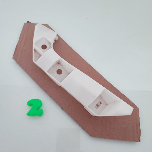 Guia Parachoque Dianteiro Esquerdo Nissan Livina  Cx 2