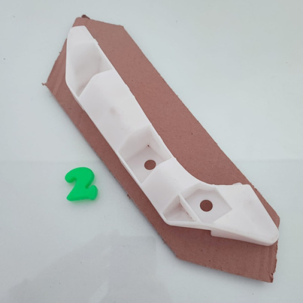 Guia Parachoque Dianteiro Direito Nissan Livina  Cx 2