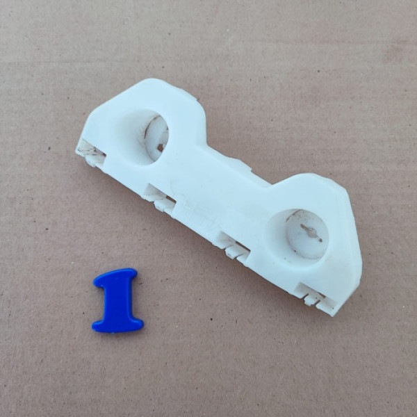 Guia Parachoque Dianteiro Esquerdo Nissan Versa Cx 1