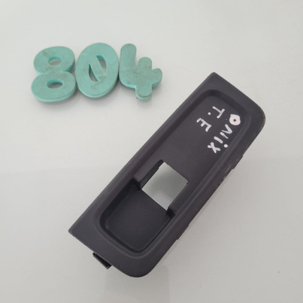 Moldura Botão Porta Traseira Esquerda Gm Onix Prisma Cx 804