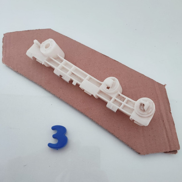 Guia Parachoque Dianteiro Esq. Mitsubishi Triton 2017 Cx 3