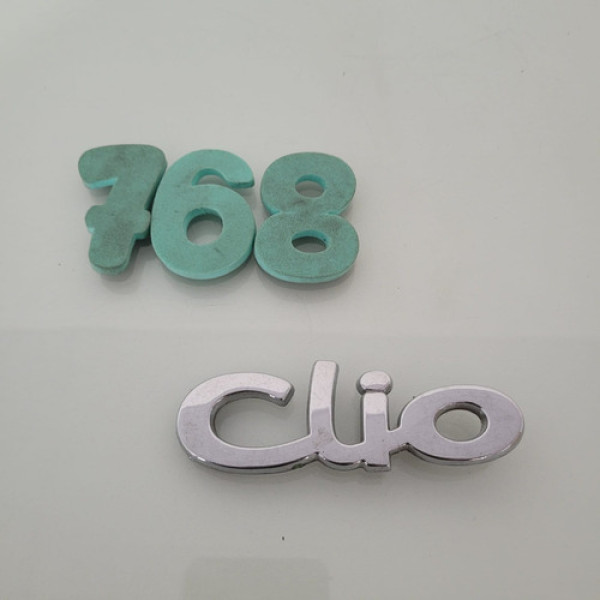 Emblema Tampa Traseira Renault Clio Cx 768
