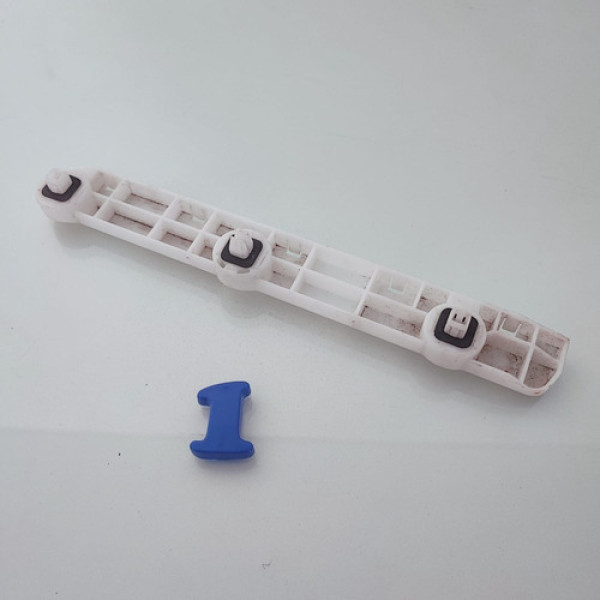 Guia Parachoque Traseiro Esquerdo Nissan Versa  Cx 1