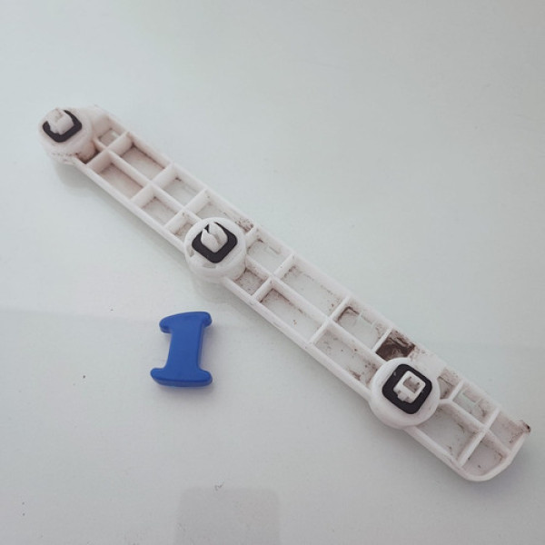 Guia Parachoque Traseiro Esquerdo Nissan Versa  Cx 1