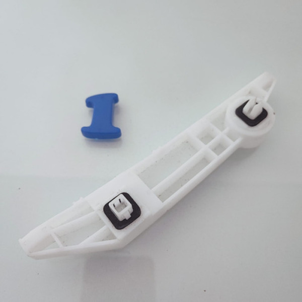 Guia Parachoque Traseiro Direito Nissan March  Cx 1 