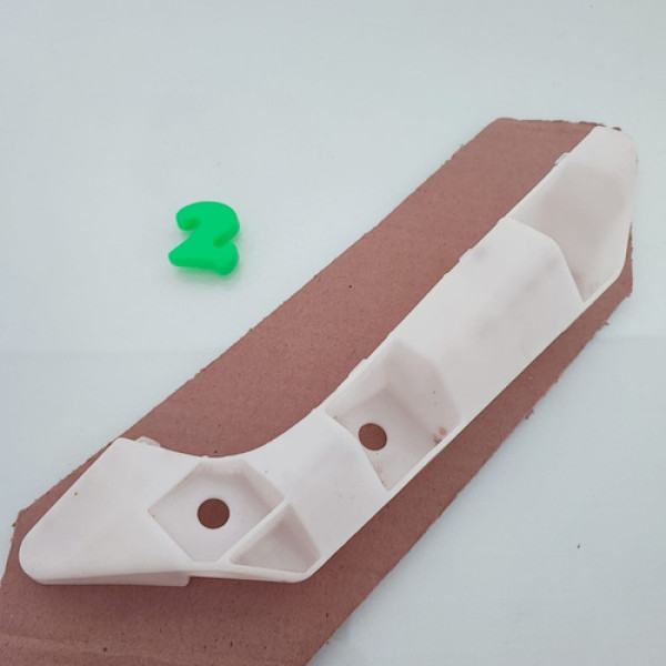 Guia Parachoque Dianteiro Esquerdo Nissan Livina  Cx 2