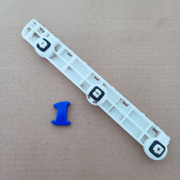 Guia Parachoque Traseiro Direito Nissan Versa  Cx 1