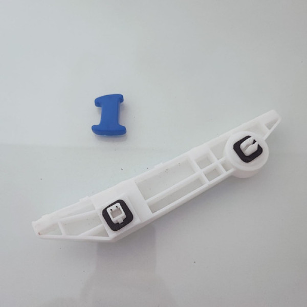 Guia Parachoque Traseiro Direito Nissan March 852201hl0a Cx1