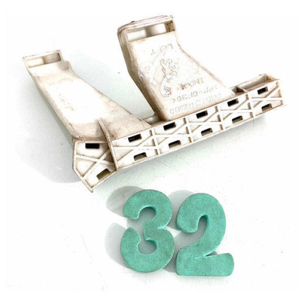 Guia De Vidro Lado Esquerdo Dianteiro Peugeot 307 - Cx 32