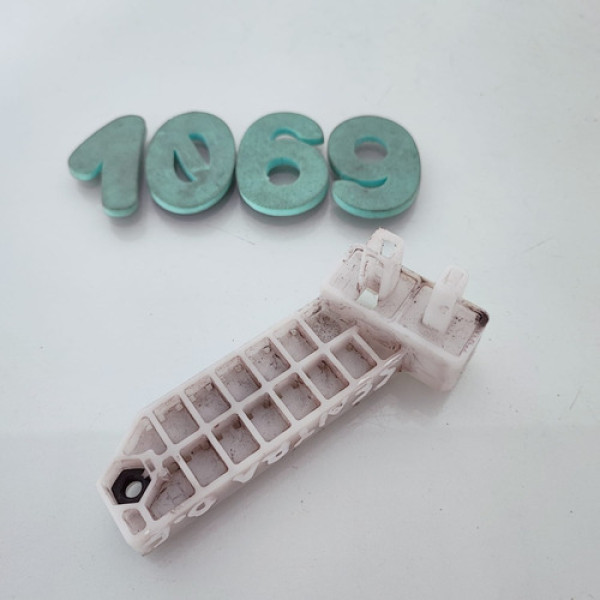 Guia Parachoque Dianteiro Esquerdo Nissan Sentra 2015 Cx1069